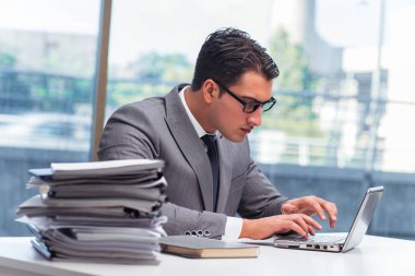 Ofiste çalışan bir işadamı.