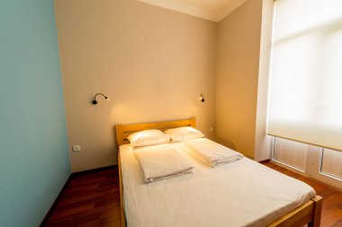 Otelde çift kişilik yatak.