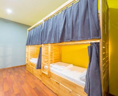 Yurt yatakhaneleri oda içinde düzenlendi.