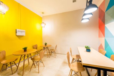 Mutfak mobilyaları odaya yerleştirildi.