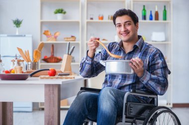 Engelli adam mutfakta çorba hazırlıyor.