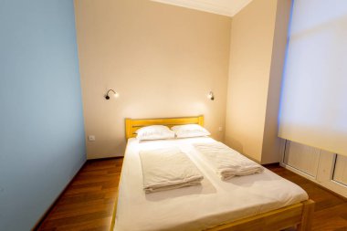 Otelde çift kişilik yatak.