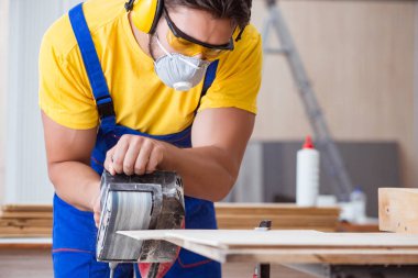 Marangoz atölyede çalışıyor.