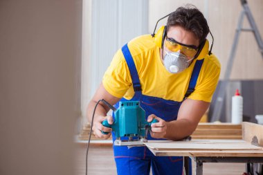 Marangoz atölyede çalışıyor.