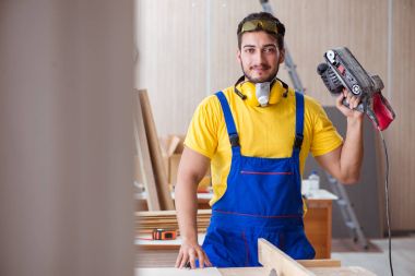 Marangoz atölyede çalışıyor.