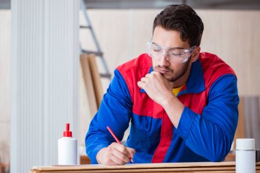 Yooung marangoz boyayla uğraşıyor.