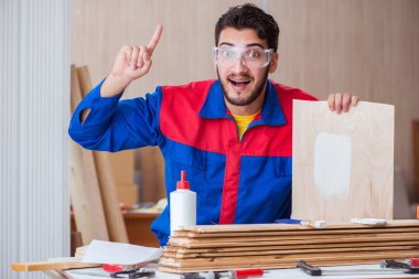 Yooung marangoz boyayla uğraşıyor.