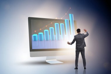 Grafiklerle ekonomi tahmini konseptinde iş adamı