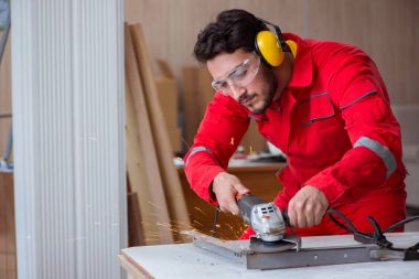 Öğütücü tekerlekle çalışan genç bir tamirci