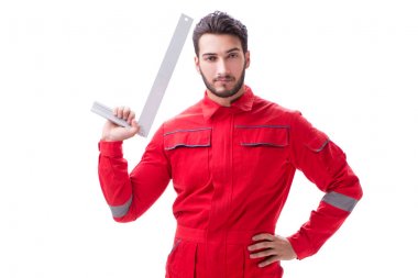 Kare cetveli olan genç bir tamirci beyaz arka planda izole edilmiş.