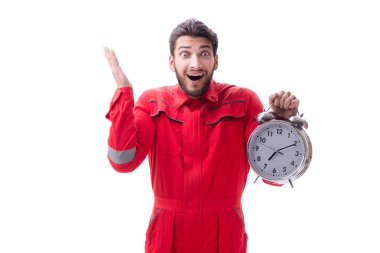 Çalar saati olan genç bir tamirci beyaz arka planda izole edilmiş.