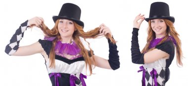 Beyaz soytarı kostümü giymiş bir kız.