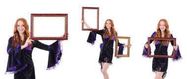 Beyaz çerçeveli bir kadın.