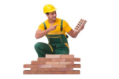 Yakışıklı inşaat işçisi tuğla duvar inşa ediyor.