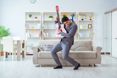 İş adamı tatile gidişini kutluyor