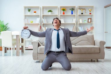 İş adamı teslim tarihine yetiştiği için mutlu