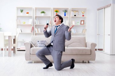 Ofiste kutlama yapan sarhoş iş adamı.