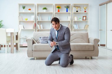 Ofiste kutlama yapan sarhoş iş adamı.