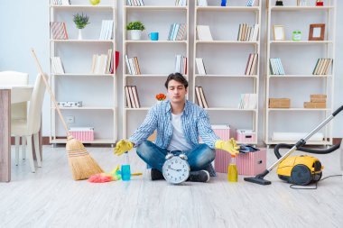 Adam evi temizliyor.