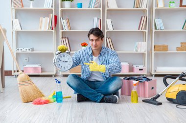 Adam evi temizliyor.