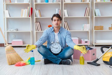Adam evi temizliyor.