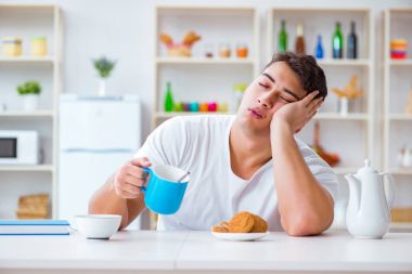 Fazla mesai sonrası kahvaltıda uyuyan bir adam.