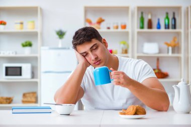 Fazla mesai sonrası kahvaltıda uyuyan bir adam.