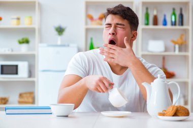 Fazla mesai sonrası kahvaltıda uyuyan bir adam.