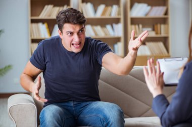 Hasta muayene için psikiyatriste gidiyor.