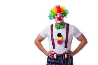 Beyaz arka planda aptalca davranan komik palyaço.