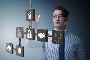 Engelleme zinciri kripto para birimi kavramında iş adamı