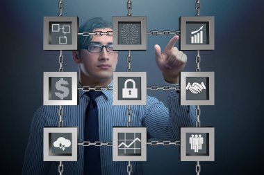 Engelleme zinciri kripto para birimi kavramında iş adamı