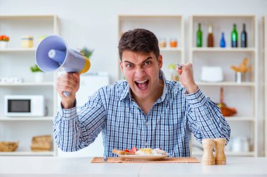 Hoparlörlü koca karısına bağırıyor.