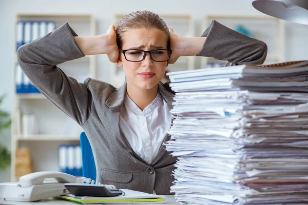 Ofiste çalışan kadın iş kadını patron muhasebeci.