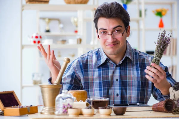 Yeni demler deneyen profesyonel çay uzmanı.