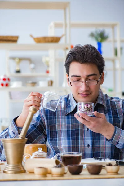 Yeni demler deneyen profesyonel çay uzmanı.