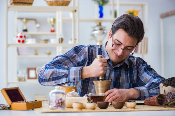 Yeni demler deneyen profesyonel çay uzmanı.