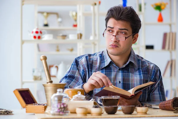 Yeni demler deneyen profesyonel çay uzmanı.