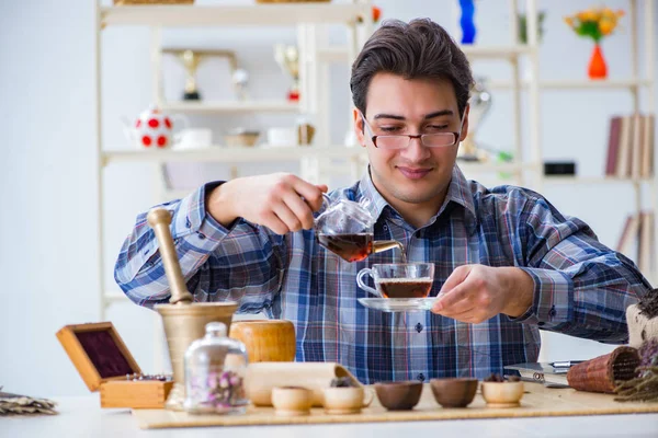Yeni demler deneyen profesyonel çay uzmanı.