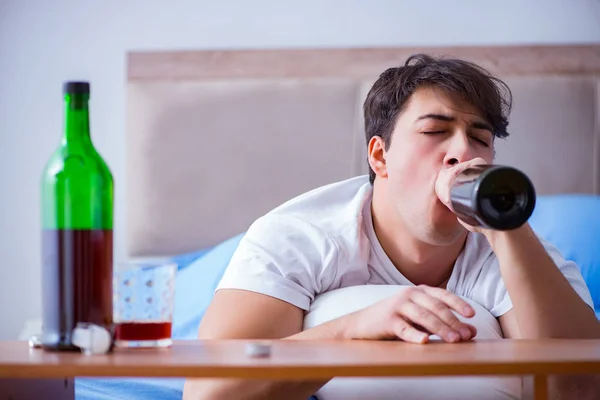 Yatakta içen alkolik adam depresyona giriyor. — Stok fotoğraf