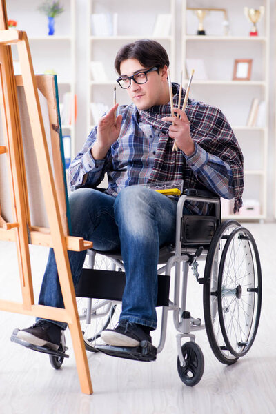 Картина художника-инвалида в студии