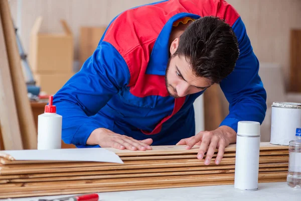 Yooung marangoz boyayla uğraşıyor.