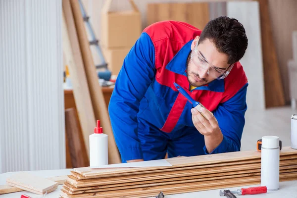 Yooung reparador carpintero trabajando con pintura pintura — Foto de Stock