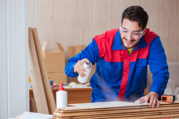 Yooung reparador carpintero trabajando con pintura pintura — Foto de Stock