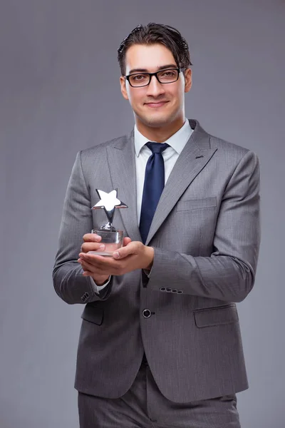 İş adamı iş konseptinde yıldız ödülünü elinde tutuyor — Stok fotoğraf