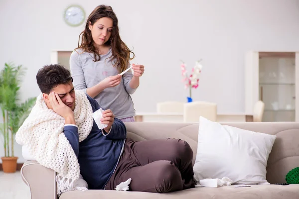 Evde hasta kocasına bakan bir eş.