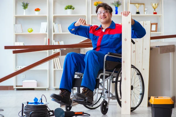 Falegname disabile che lavora in officina — Foto Stock