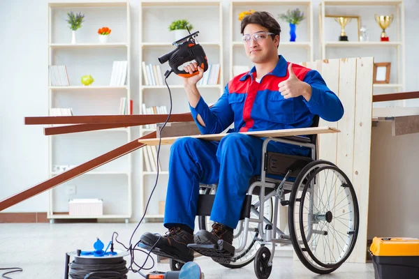 Uomo disabile che lavora con sega circolare — Foto Stock