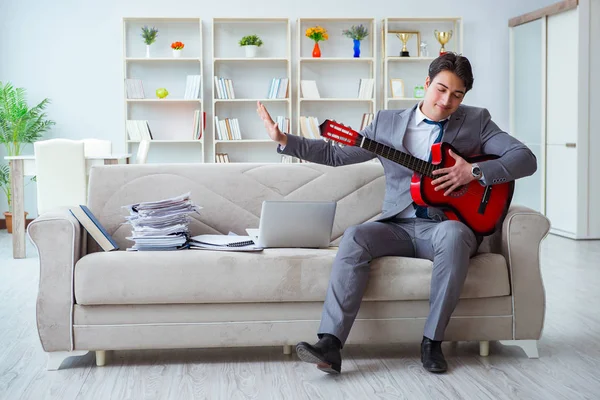 Empresario tocando la guitarra en casa — Foto de Stock