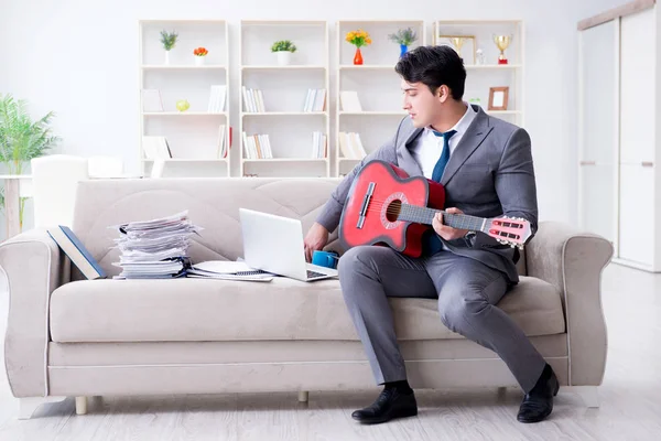 Empresario tocando la guitarra en casa — Foto de Stock